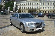 138 Chrysler 300C серебристый прокат авто Київ