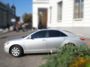 156 Toyota Camry серебристая арендовать авто Киев