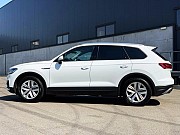 177 Внедорожник Volkswagen Touareg белый аренда прокат без водителя Киев
